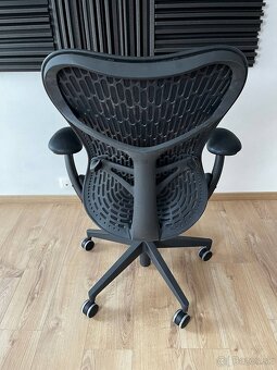Herman Miller Mirra 2 s opierkou Butterfly - 3