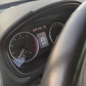 Škoda Roomster 1.6 16V MPI benzín červená - 3