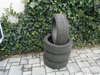 Predám 4x zimné temer nové pneu GOODYEAR 215/45 R18 93VXL - 3