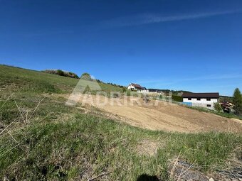 PREDAJ: Stavebný pozemok so stavebným povolením a IS; 900 m2 - 3