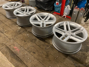 Momo Arrow 5x120 R17 - 3