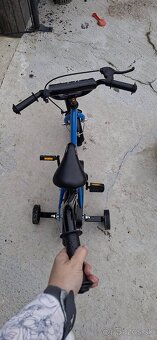 Detsky bicykel s kolieskami a drzadlom - 3