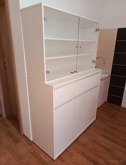 Presklená vitrína a komoda - 3