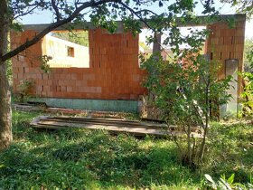 Pozemok 22 arov v obci Zbehy a rozostavany bungalov 9x10m ma - 3
