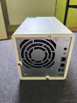 Predám NAS QNAP TS-328 + 3x SSD disky + redukcie - 3