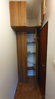 Skrinka zabudovana z dvoch častí - 3