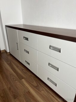 Posteľ a komoda s písacím stolom - 3