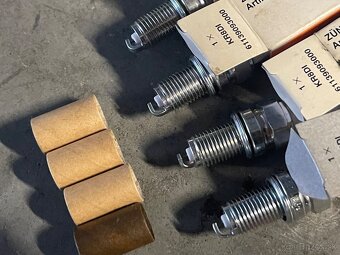 nove sviečky original KTM 950 990 NGK KR8DI 4KS - 3