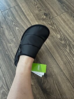 🥶➡️🔥 Nové Zateplené Papuče CROCS Neo Puff Slipper (42 – 43 - 3