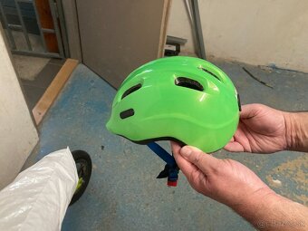 Predám odrážadlo s helmou a plastovú motorku - 3