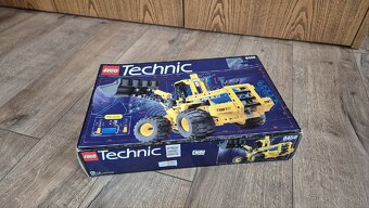 Lego Technic 8459 Pneumatic front end loader - 3