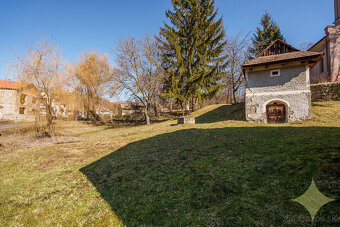 Hospodárska budova s pivničným domčekom a malým jazierkom - - 3