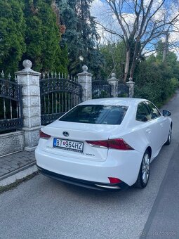 Lexus IS 300h. 2017 - 3