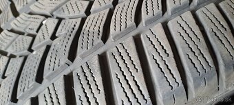 Predám 4ks pekné zimné 235/40r19-96V Good Year - 3