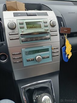 Predám Toyota Corollu Verso - 3