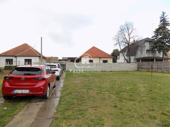 Dom s 2 apartmánmi a pozemkami na stavbu domu v Štúrove   . - 3