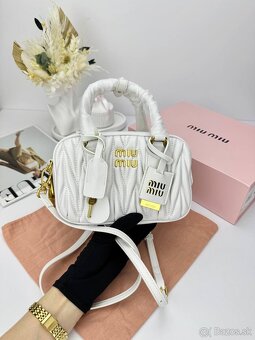 Luxusná biela kabelka Miu Miu so zlatým kovaním - 3