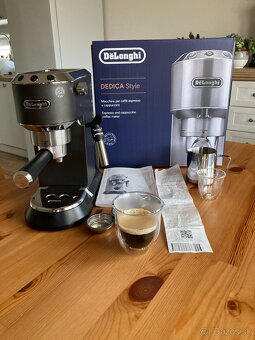 DeLonghi Dedica EC 685.BK s džbánkom na penu a sadou pohárov - 3