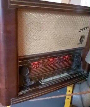 Predám staré elektronkové rádio Stradivári. Funkčný - 3