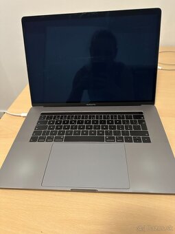 MacBook Pro 15" (2019) –  nefunkčný displej - 3