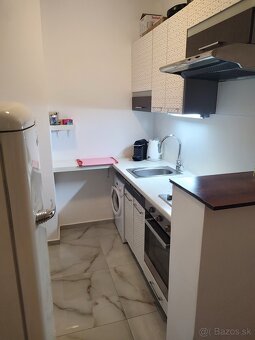 Svetlý, vzdušný a šikovne riešený tehlový apartmán - 3