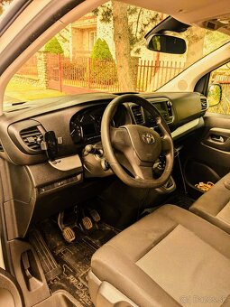 Na prenájom 9-miestna dodávka Toyota Proace Shuttle - 3