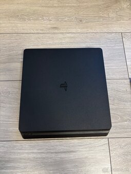PS4 500 GB + 2 ovládače + 2 hry – TOP stav – 150 € - 3
