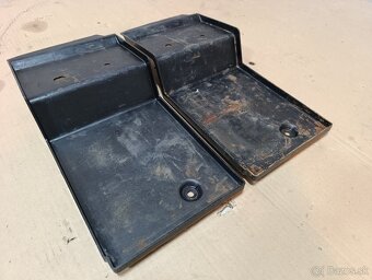 E30 plast pod baterku - 3