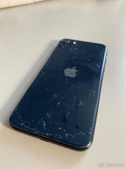 Apple Iphone SE 2022 s prasknutým zadným sklom - 3