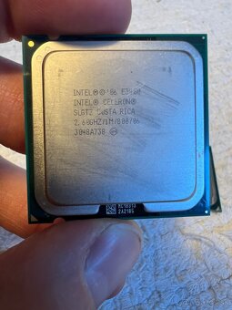 3 ks procesorov Intel pre socket LGA775 + chladiče - 3