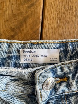 Dámske džínsové šortky zn. Bershka, veľkosť 38 - 3