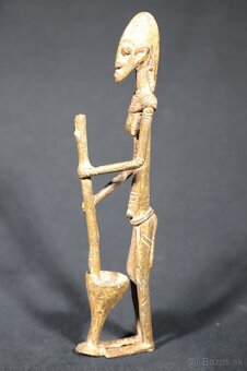 Soška z kmeňa Dogon – bronzová žena s tĺčikom (Mali) - 3