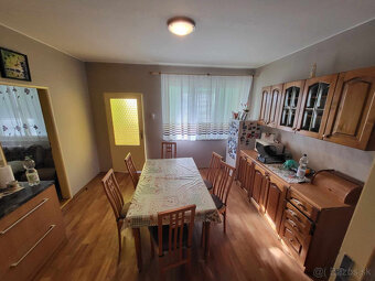 Tehlový 3 izbový rodinný dom v obci Bešeňov s veľkým pozemko - 3