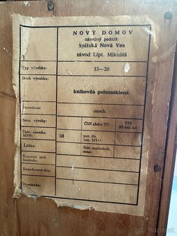 Vintage orechová knižnica / vitrína Nový Domov – pravá orech - 3