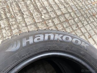 Predám 2x zimné pneu 215/60 R16 Hankook 6-7mm - 3