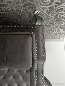 Predám Exkluzívne kreslo strieborno sivej farby Chesterfield - 3