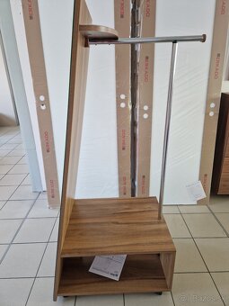 Vešiak so zrkadlom - 3