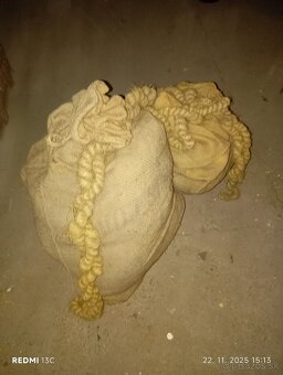 Staré jutové vrecia a lano. - 3