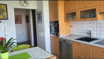 ZNÍŽENÁ CENA - Atypický podkrovný bytík s výťahom,po... - 3
