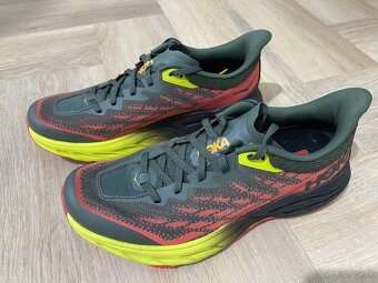 HOKA Speedgoat 5 thyme/fiesta - nové - 3