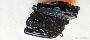 zámok pravých predných dverí na BMW - 3