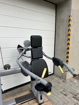Stroj na ramená Technogym Selection delts machine - 3