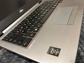 Fujitsu Lifebook U745 - 3
