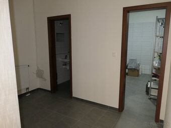 Predaj - obchodný priestorna prízemí o výmere 82,64 m2, Brat - 3