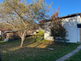 Predam pozemok s rozlohou 916 m² s chatkou a garážou - 3