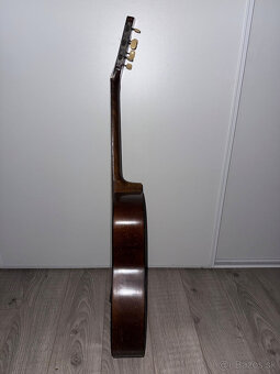 Staršia akustická gitara - 3
