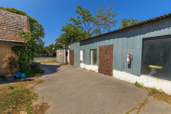 Na predaj priestranný pozemok s rodinným domom v Moste pri B - 3