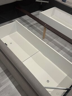 Čalúnená posteľ s nočnými stolíkmi - 3