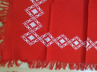Vyšívaný obrus - 3