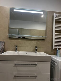 Kúpeľňová skrinka s umývadlom, 2 batérie JIKA, zrkadlo s LED - 3